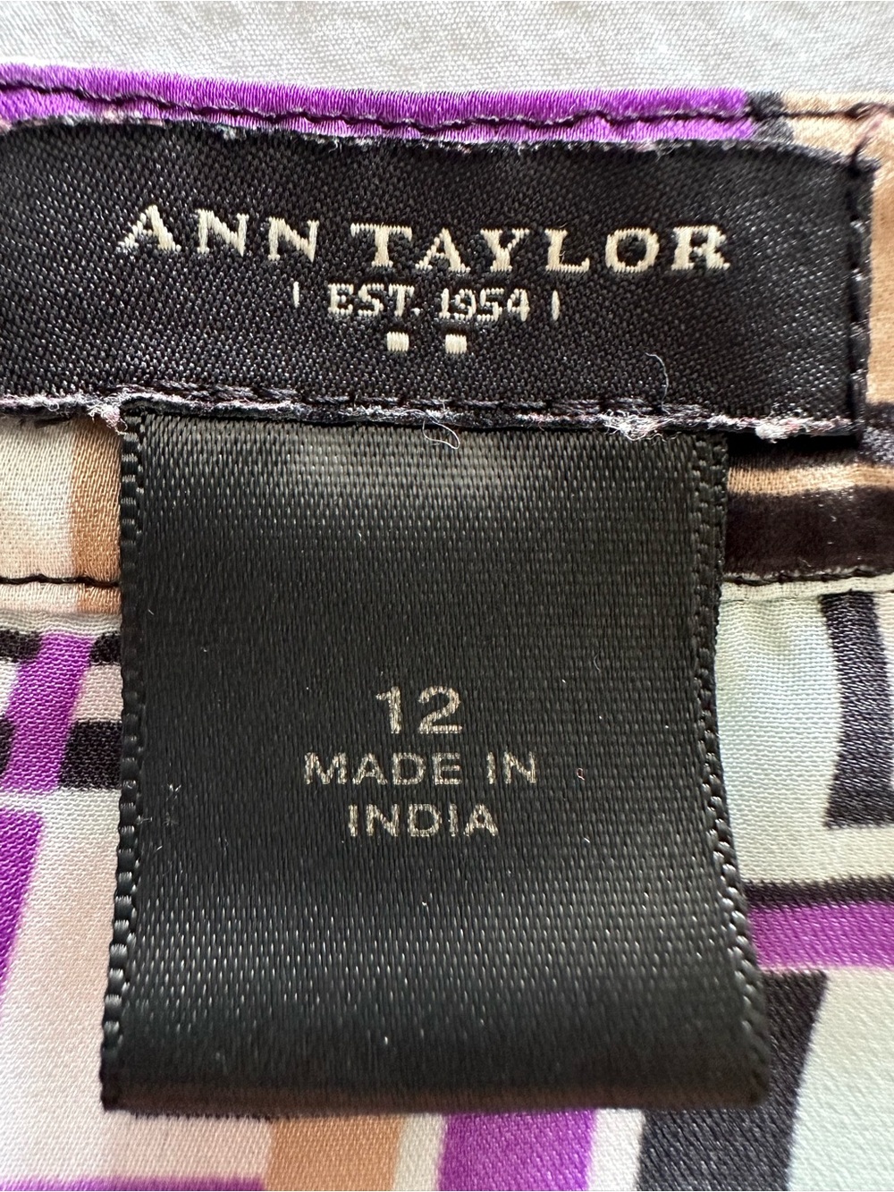 Ann Taylor Geometric Tunic Top in Purple, Black, Cream, size 12 - Picture 8 of 13